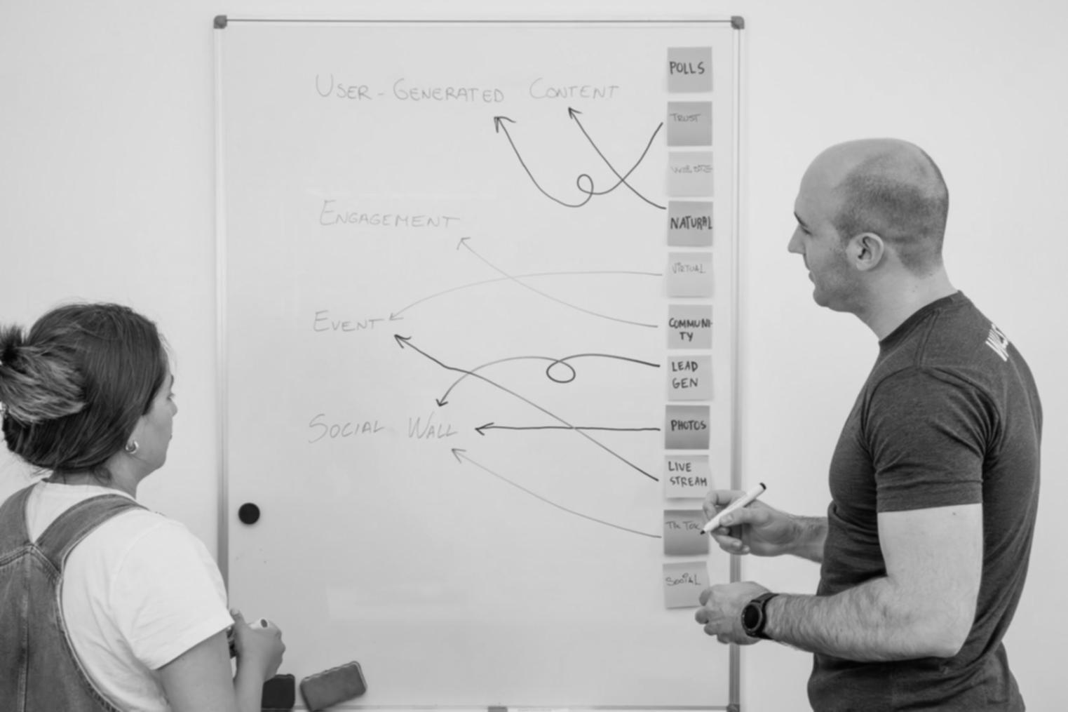 Profesionales analizando datos financieros en una reunión de trabajo