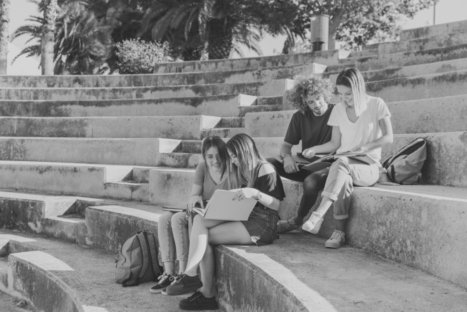 Estudiante trabajando en análisis de costes empresariales con datos reales